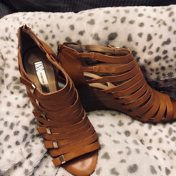 Beautiful WOOD Detailed Wedges - Picture 5 of 8